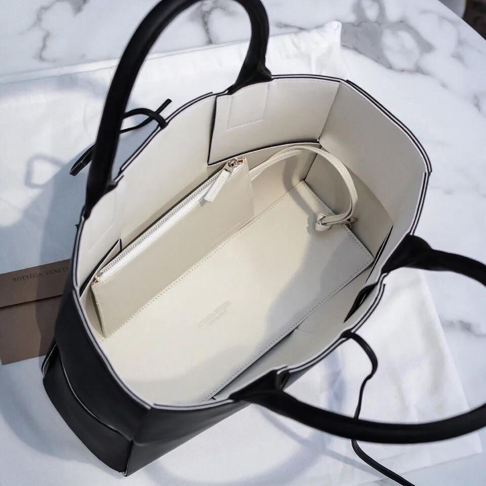 Batch 1860 BottegaVeneta# 🧷Early autumn calfskin SLIP tote handbag, the oversized woven design really makes it a huge gap from ordinary tote bags🔗🔗Different color combinations for the inner and outer layers ⛓Daniel Lee leads the brand gene to continue to evolve with fresh inspiration🧬🧬 Showing the balance between luxury and reality👉Sheepskin Size 36*24*12【9892#】